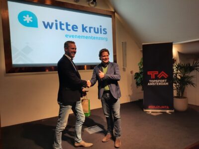 Vorig jaar ondertekenden Marcel van Pijkeren (Commercieel Directeur Witte Kruis) en Frank Thewessem (Algemeen Directeur Topsport Amsterdam) de samenwerkingsovereenkomst.