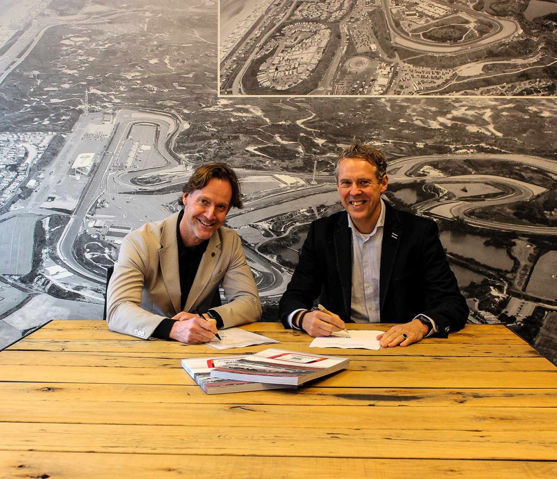 Officiële ondertekening: Robert van Overdijk, directeur van Circuit Zandvoort en Marcel van Pijkeren, commercieel directeur van Witte Kruis Evenementenzorg. Foto: Yrsa Klepper