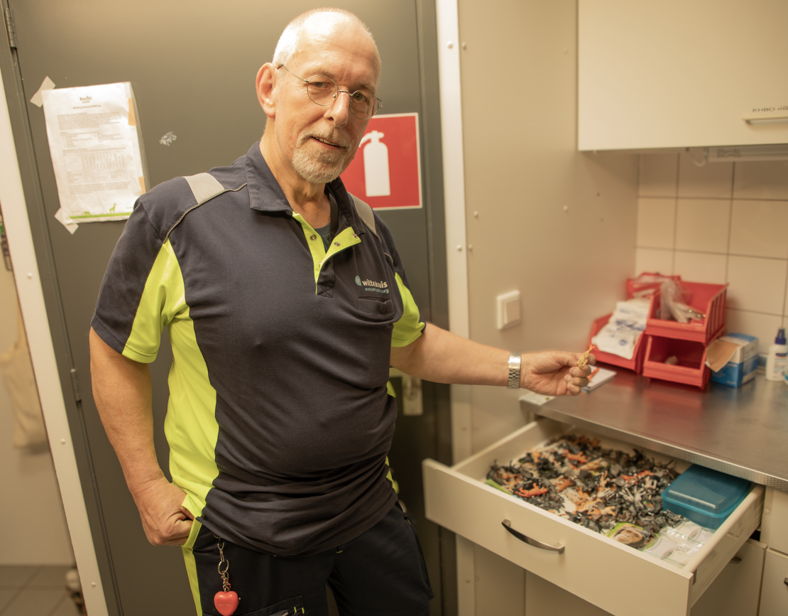 Erwin heeft een lade vol met plastic diertjes