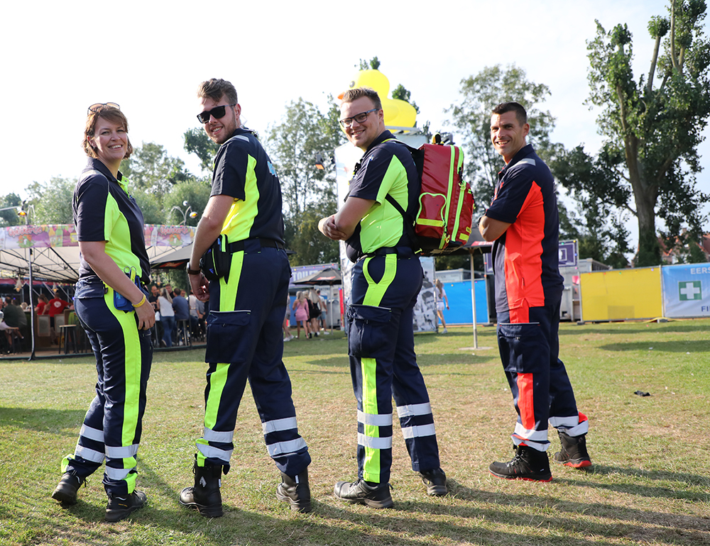Team van medische professionals Witte Kruis evenementenzorg op kermis Volendam